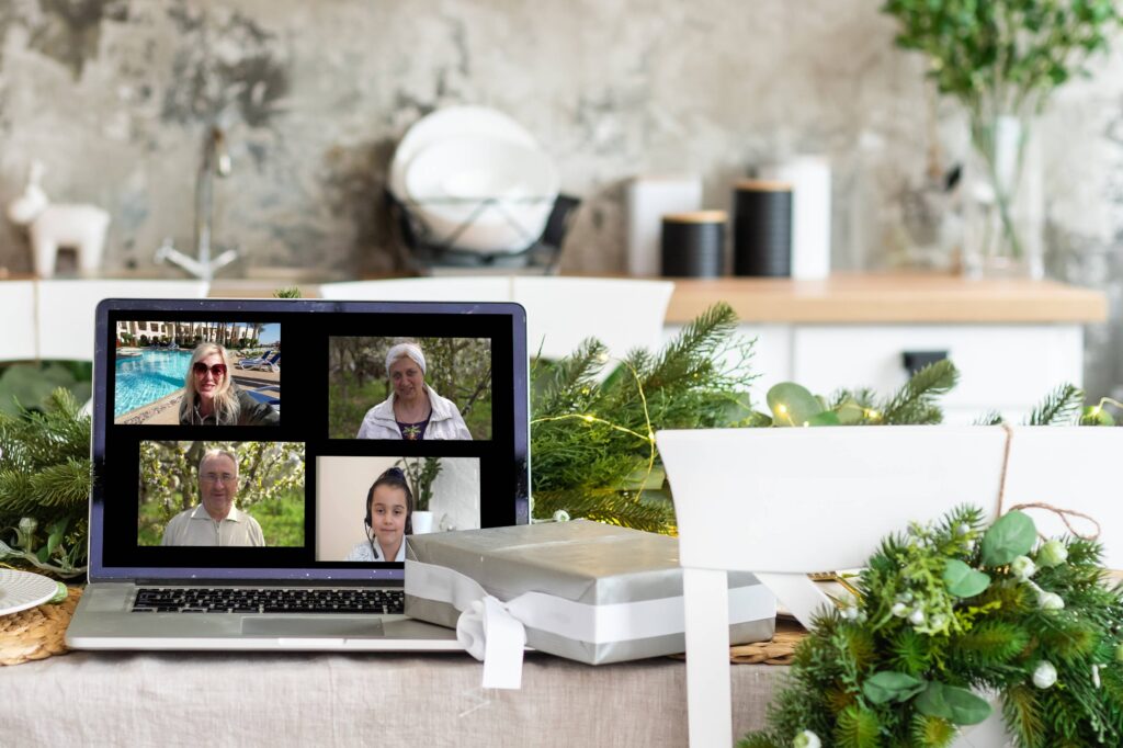 מחשב עם פגישה מרחוק על המסך